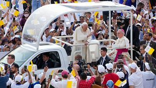 Le pape François arrive pour célébrer la messe au stade national de Bahreïn à Riffa, Bahreïn, samedi 5 novembre 2022. 