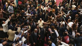 Papst Franziskus wird umringt nach dem Gebet für den Frieden in der Kathedrale Unserer Lieben Frau von Arabien.