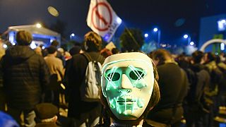 Manifestantes protestam contra cobertura noticiosa do canal público húngaro, MTVA, em Budapeste, Hungria