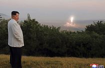 Kim Jong Un acompanha teste a míssil num local não revelado na Coreia do Norte