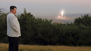 Kim Jong Un acompanha teste a míssil num local não revelado na Coreia do Norte