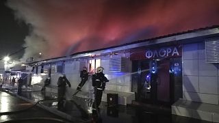 فرق الإطفاء تعمل على إخماد حريق في مقهى في مدينة كوستروما الروسية