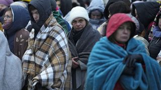 لاجئون ومعظمهم من النساء والأطفال ينتظرون عند معبر "مديكا" الحدودي المتواجد في بولندا بعد فرارهم من أوكرانيا