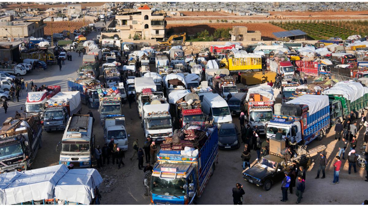 عشرات الشاحنات التي تستعد لنقل اللاجئين السوريين