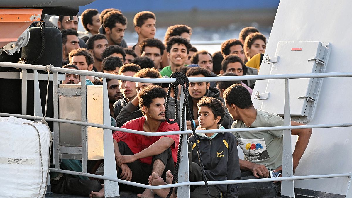 255 illegális bevándorlóval a fedélzetén érkezik a szicíliai Messina kikötőjébe a Monte Cimone, az olasz pénzügyőrség járőrhajója 2022. október 26-án