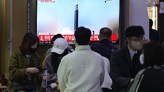 Жители Южной Кореи смотрят сюжет о пусках северян