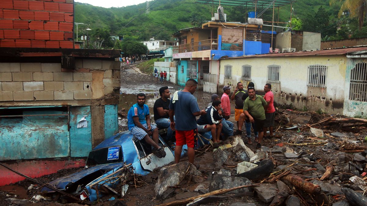 Anwohner inmitten der Trümmer nach einem Erdrutsch infolge heftiger Regenfälle