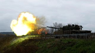 جنود أوكرانيون يطلقون قذائف مدفعية بمنطقة بخمونت في الدونباس شرق أوكرانيا 04/11/2022