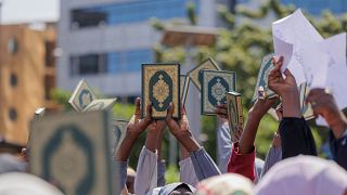 نساء يحملن القرآن خلال المظاهرة في باماكون