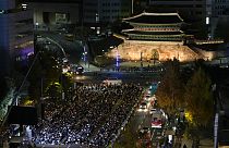 Zehntausende haben der Opfer der Massenpanik in Seoul gedacht.