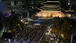 Zehntausende haben der Opfer der Massenpanik in Seoul gedacht.