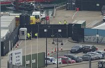 İngiltere'nin güneydoğusunda bulunan Dover kentindeki yeni göçmenlik sınır kuvvetleri merkezine 30 Ekim'de molotofkokteyli atan kişi, daha sonra intihar etmişti