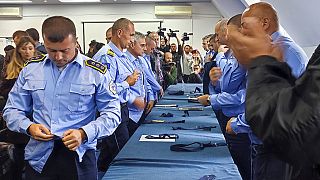 Des policiers serbes retirent leur uniforme à Zvecan, Kosovo, le 5 novembre 2022
