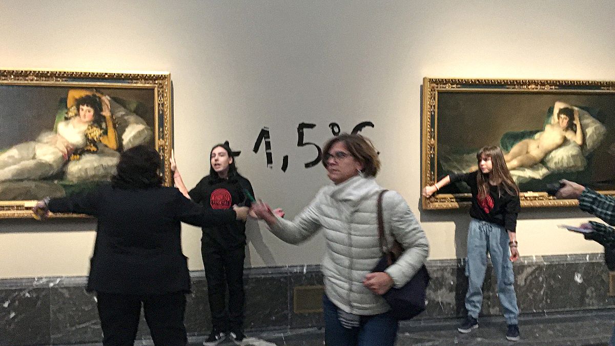 Ein Klimaaktivist und eine Klimaaktivistin kleben sich in Madrid an Goya-Gemälden fest.