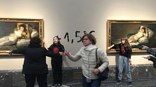 Ein Klimaaktivist und eine Klimaaktivistin kleben sich in Madrid an Goya-Gemälden fest.