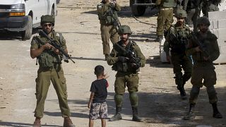 طفل فلسطيني أمام جنود إسرائيليين في الخليل بالضفة الغربية المحتلة