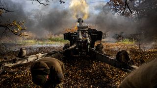 مدفعية أوكراية تدك موقع على خط الجبهة بالقرب من بلدة باخموت في منطقة دونيتسك بشرق أوكرانيا