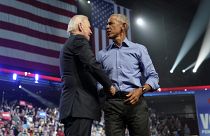 El presidente Joe Biden y el ex presidente Barack Obama se dan la mano tras un acto de campaña el sábado 5 de noviembre de 2022, en Filadelfia.