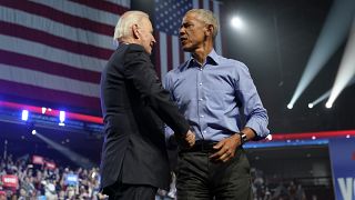 El presidente Joe Biden y el ex presidente Barack Obama se dan la mano tras un acto de campaña el sábado 5 de noviembre de 2022, en Filadelfia.