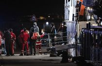 Часть мигрантов с гуманитарного судна высадились в порту Катании.