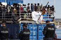 O ministro italiano do Interior afirma que os migrantes devem ser acolhidos pelos países nos quais as embarcações estão registadas