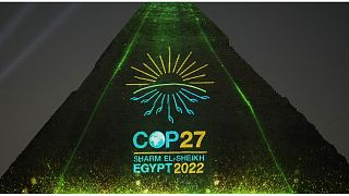 إضاءة أحد الأهرامات المصرية بشعار مؤتمر الأمم المتحدة المعني بتغير المناخ كوب 27
