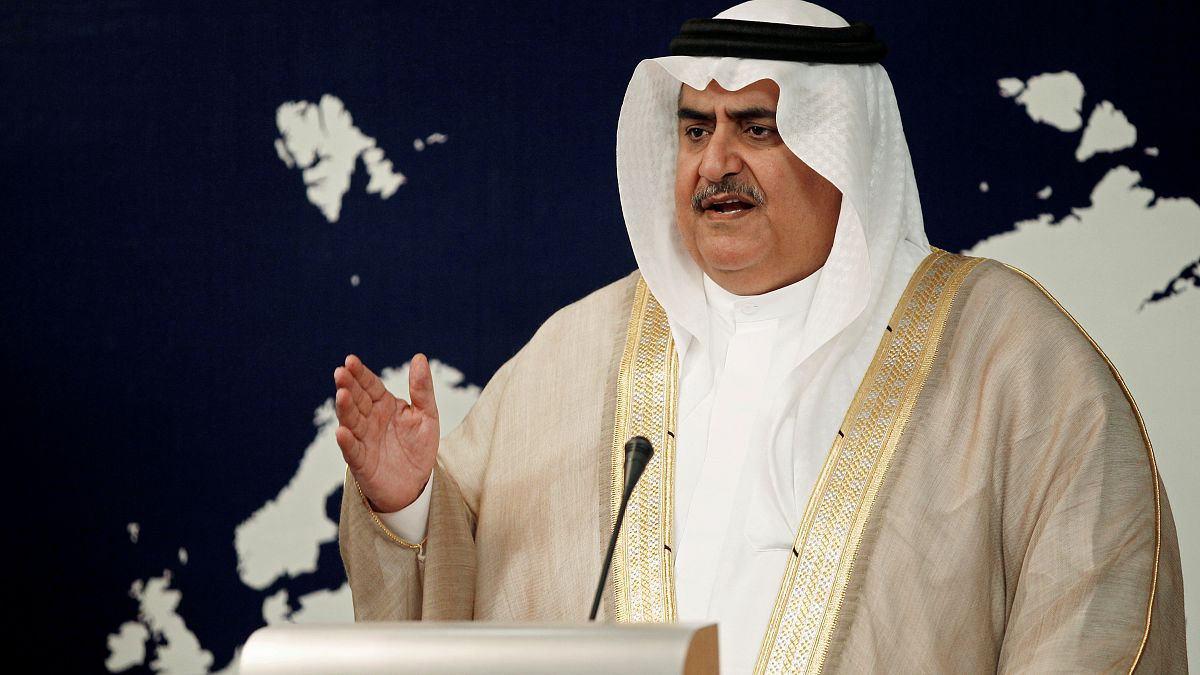 الشيخ خالد بن أحمد آل خليفة يتحدث في مؤتمر صحفي في المنامة