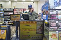 أميركي يطبع وقرة اليانصيب "باوبول" الخاصة به في أحد المحلات بولاية نيو هامبشاير. 03/11/2022
