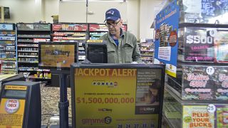أميركي يطبع وقرة اليانصيب "باوبول" الخاصة به في أحد المحلات بولاية نيو هامبشاير. 03/11/2022