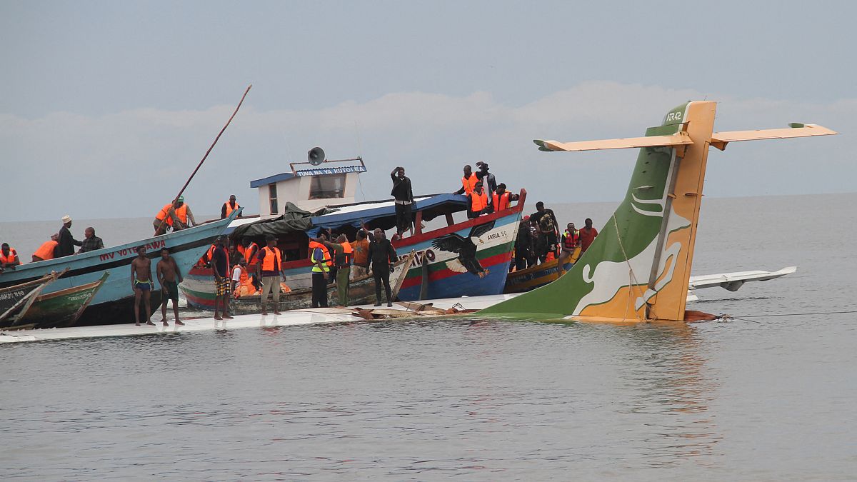 Поисково-спасательные работы в городе Букоба на берегу озера Виктория, 6 ноября 2022 года.