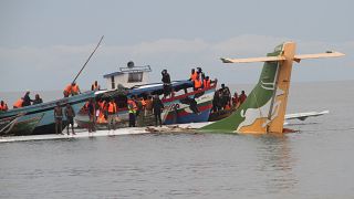 Поисково-спасательные работы в городе Букоба на берегу озера Виктория, 6 ноября 2022 года.