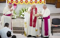 El papa Francisco oficiando una misa en la Iglesia del Sagrado Corazón en Manama, Bahrein, el domingo 6 de noviembre de 2022.
