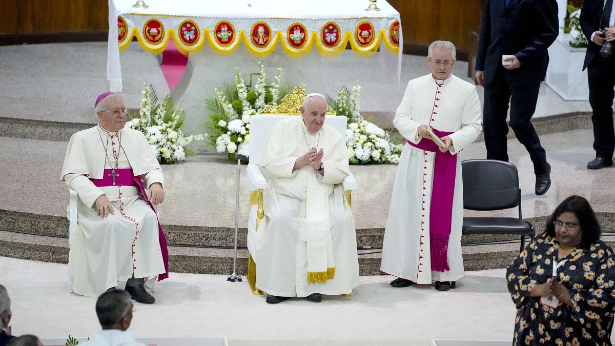 البابا فرنسيس خلال قداس في كنيسة القلب المقدس في البحرين 