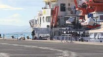 Humanity-1 gemisi gece saatlerinde Sicilya Adası'nın doğusundaki Katanya Limanı'na İtalyan Sahil Güvenlik botu eşliğinde giriş yaptı
