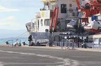 Humanity-1 gemisi gece saatlerinde Sicilya Adası'nın doğusundaki Katanya Limanı'na İtalyan Sahil Güvenlik botu eşliğinde giriş yaptı