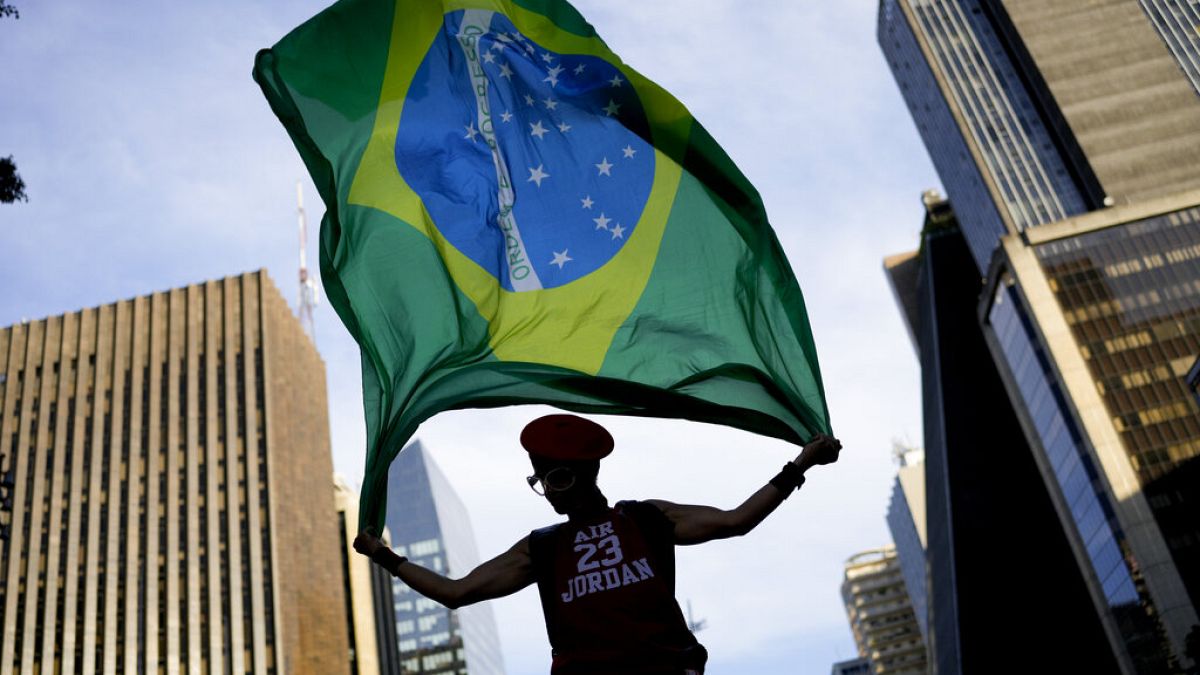 Apoiante de Lula da Silva agita bandeira do Brasil