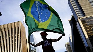 Apoiante de Lula da Silva agita bandeira do Brasil