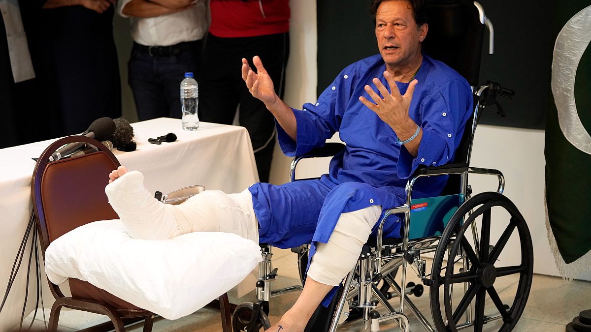 رئيس الوزراء الباكستاني السابق عمران خان يجلس على كرسي متحرك في مستشفى بلاهور بعد تعرضه لإطلاق نار