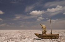 Keine Miniaturaufnahme eines Schiffsmodells, sondern Wirklichkeit am Poopó-See in Bolivien 