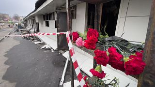 Virágok a leégett szórakozóhelynél Kosztromában 2022. november 6-án