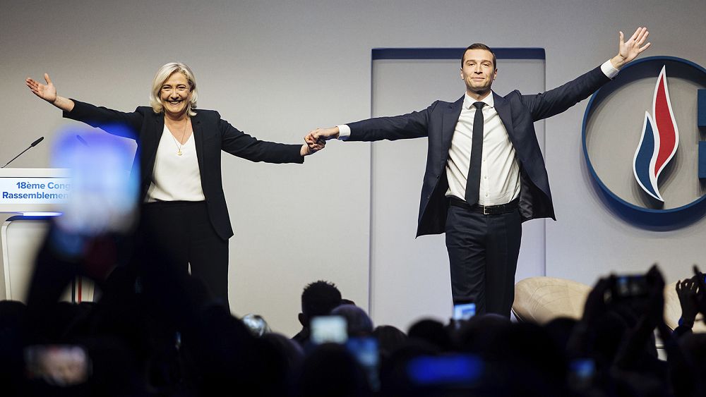 France: Bardella remplace Le Pen à la tête du Rassemblement national d’extrême droite