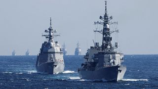 المدمرة تاكانمي التابعة لقوات الدفاع الذاتي البحرية اليابانية تقود اسطولا للقوات بمناسبة الذكرى الـ 70 لتأسيس قوات الدفاع الذاتي في خليج ساجامي جنوب طوكيو الأحد. صورة لرويترز