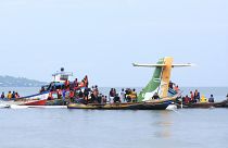 Kötü hava koşulları yüzünden Viktorya Gölü'ne düşen uçaktaki 28 yolcu kurtarıldı, 3 kişi öldü