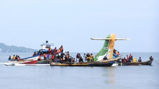 Kötü hava koşulları yüzünden Viktorya Gölü'ne düşen uçaktaki 28 yolcu kurtarıldı, 3 kişi öldü