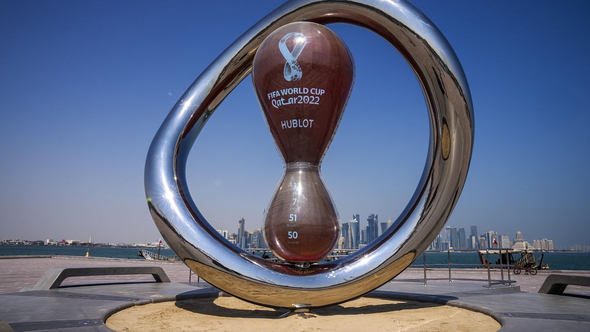 Die FIFA Countdown Clock tickt auf der Corniche in Doha