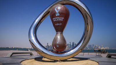 Die FIFA Countdown Clock tickt auf der Corniche in Doha