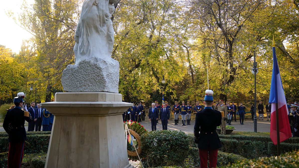 وزير الدفاع الفرنسي سيباستيان لوكورنو خلال فعالية نظمت قرب "تمثال الأبطال الفرنسين" في رومانيا 