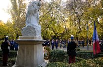 وزير الدفاع الفرنسي سيباستيان لوكورنو خلال فعالية نظمت قرب "تمثال الأبطال الفرنسين" في رومانيا