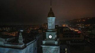 Una torre del Banco Nacional de Ucrania se ve durante un apagón en Kiev, Ucrania, el domingo 6 de noviembre de 2022