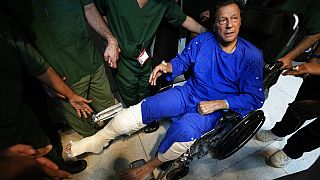 Imran Khan ist aus dem Krankenhaus entlassen worden. Er war am Donnerstag angeschossen und am Bein verletzt worden.